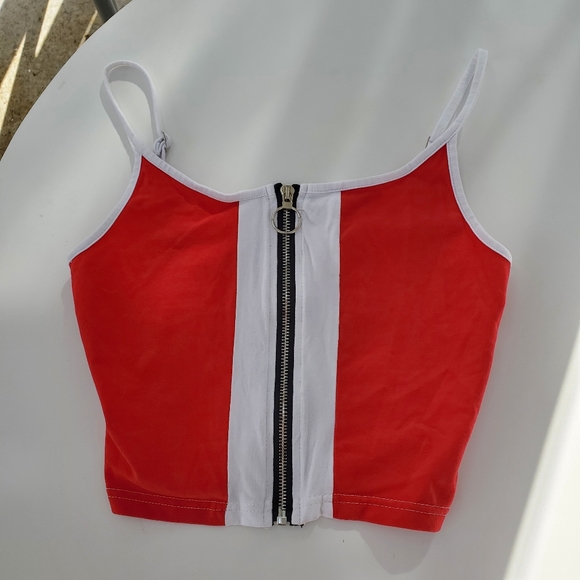 Red and white 90s style zip crop tank 🍓 - Picture 3 of 5